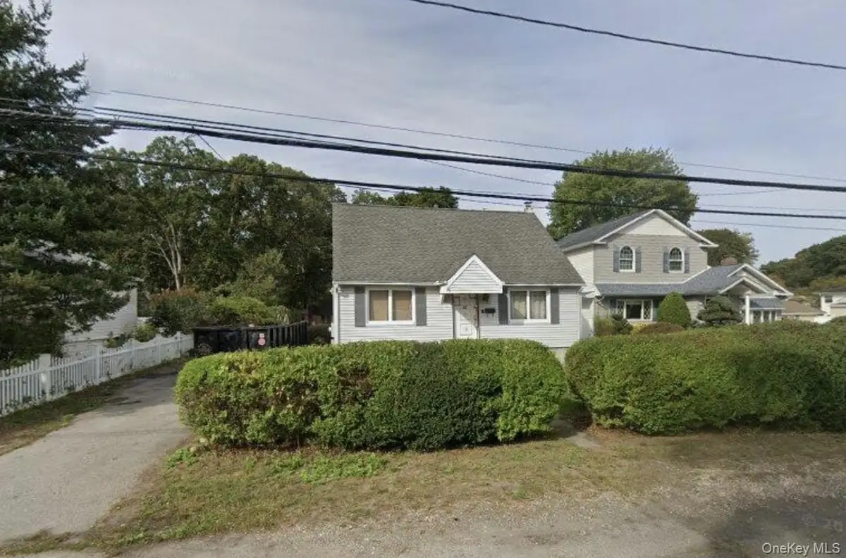 7 E Lakeland Street, Bay Shore, NY 11706 - #1