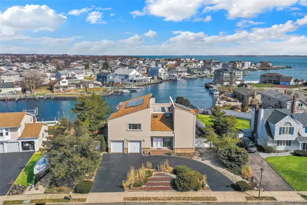 49 Dolphin Lane E, Copiague, NY 11726