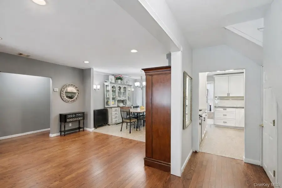 11 W Hitchcock Avenue, Floral Park, NY 11001 - #2