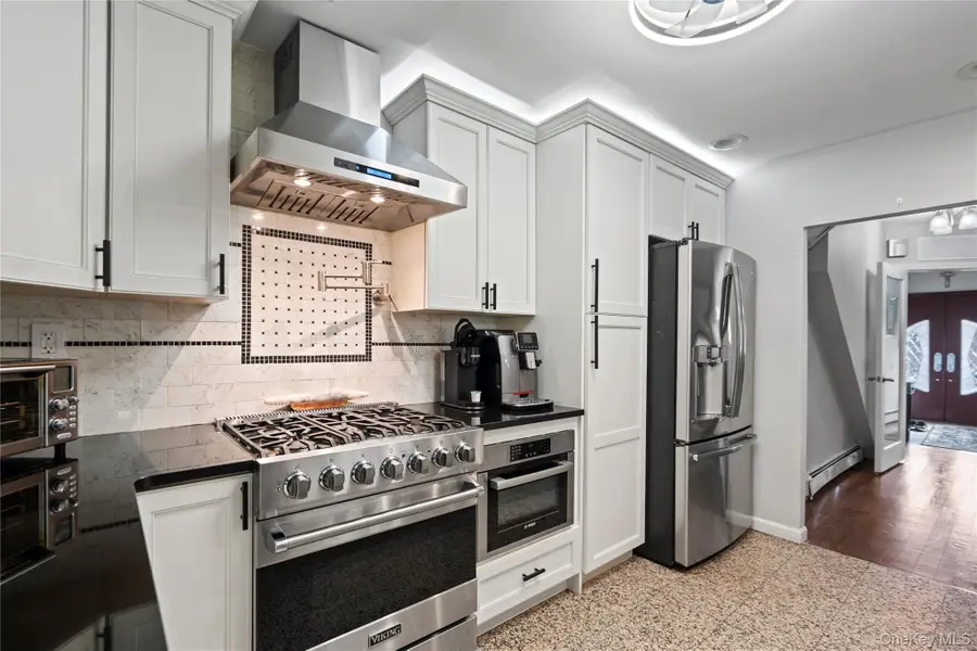 11 W Hitchcock Avenue, Floral Park, NY 11001 - #3