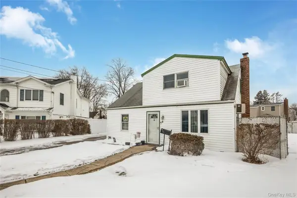 8 Carmans Court, Farmingdale, NY 11735