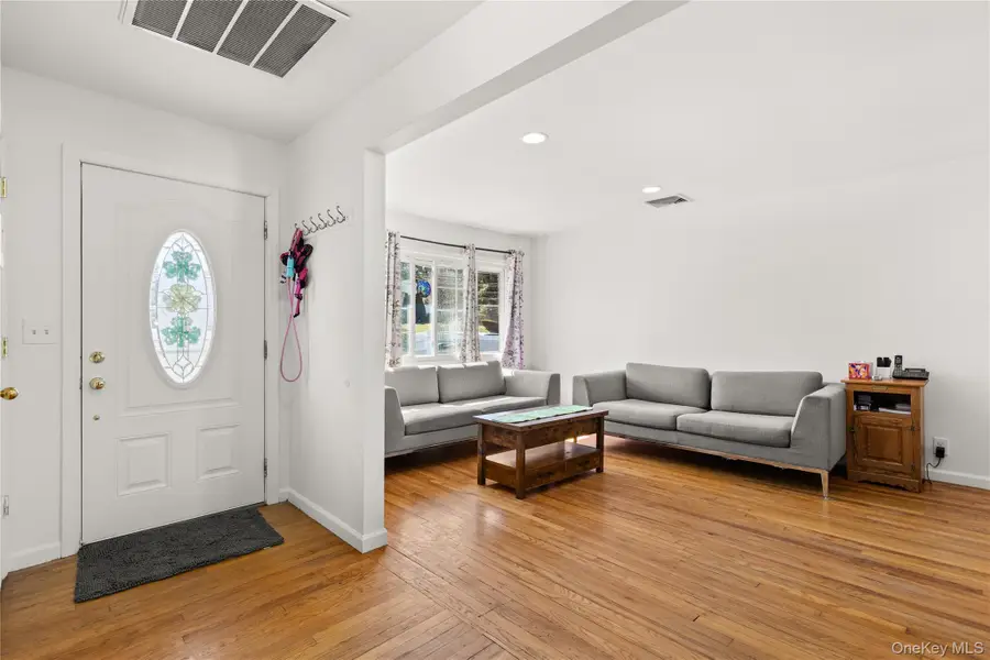 18 Wexford Street, Huntington, NY 11743 - #3