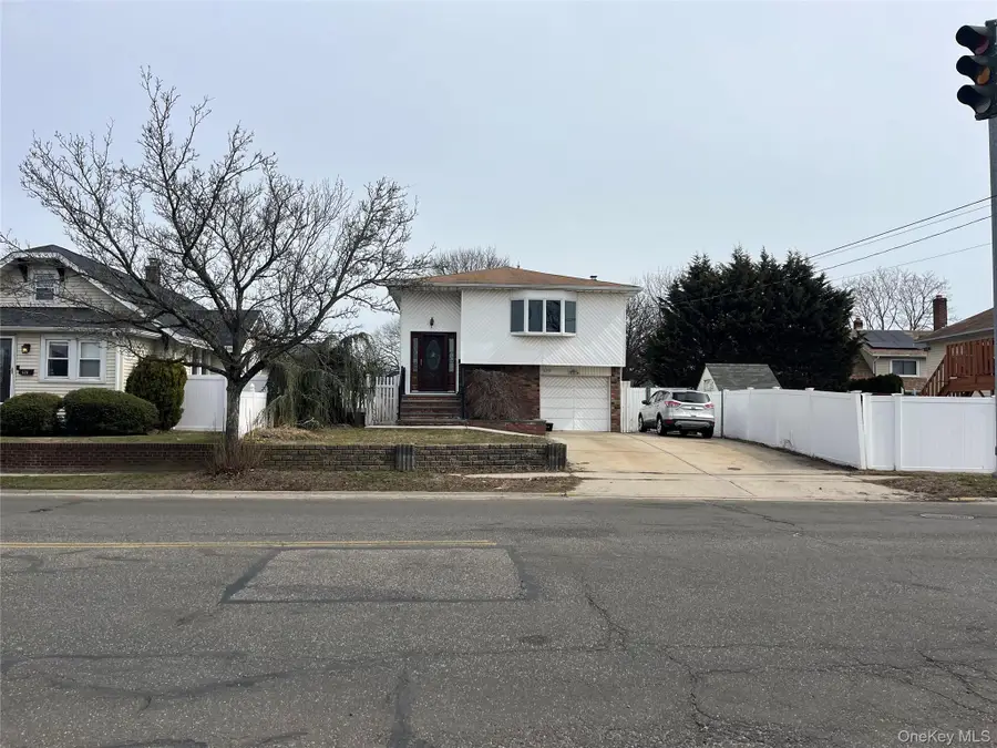 630 S Wellwood Avenue, Lindenhurst, NY 11757 - #2