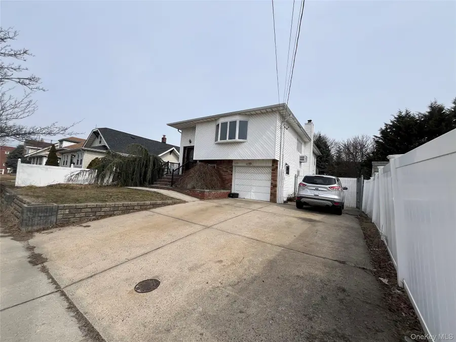 630 S Wellwood Avenue, Lindenhurst, NY 11757 - #3