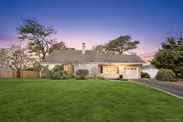 60 White Pine Way, Medford, NY 11763