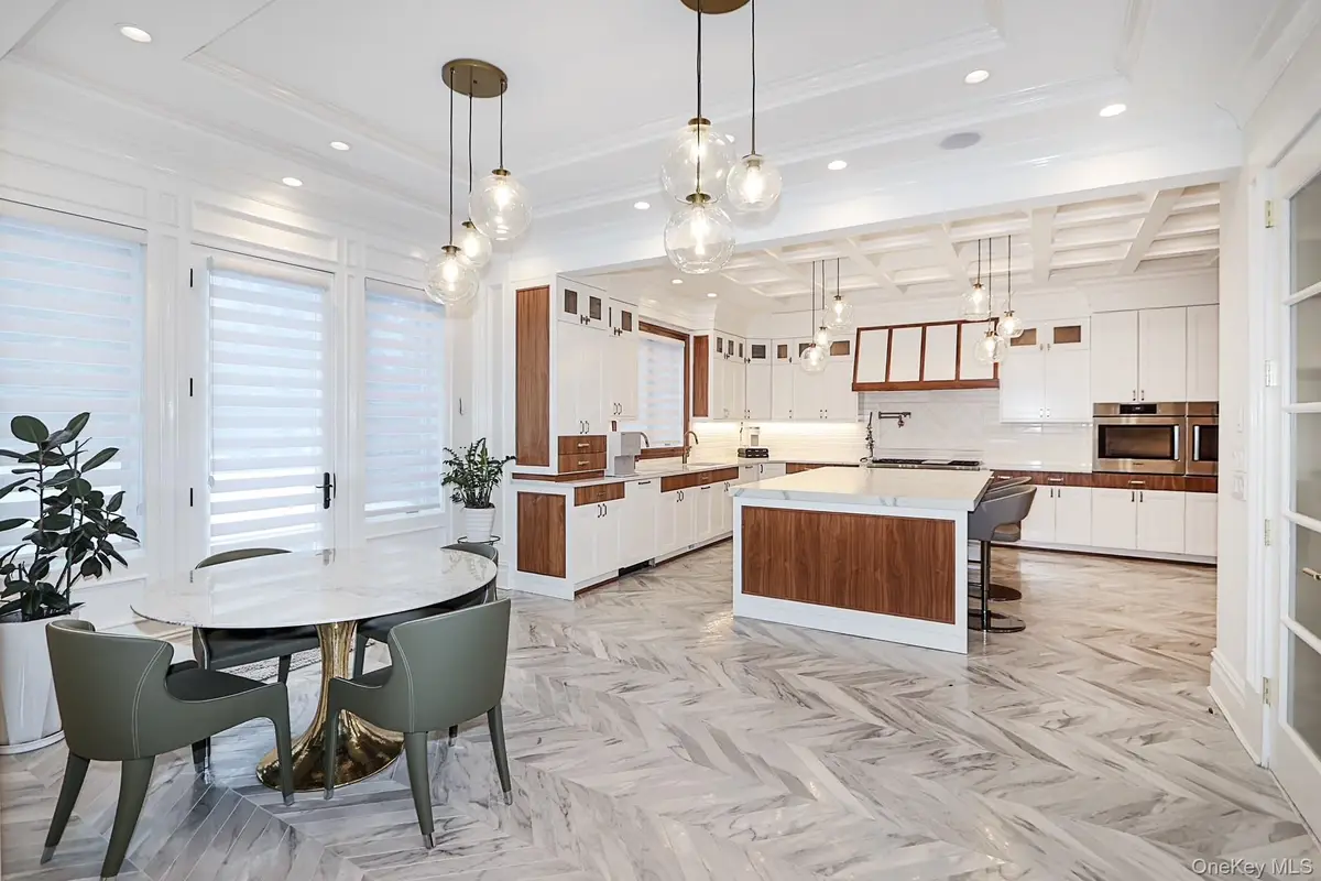 19 Gilbert Road, Great Neck, NY 11024 - #1