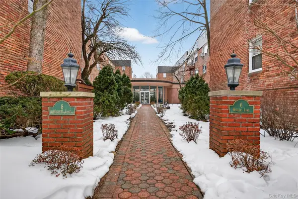 8 Wooleys Lane #Apt B12, Great Neck, NY 11023