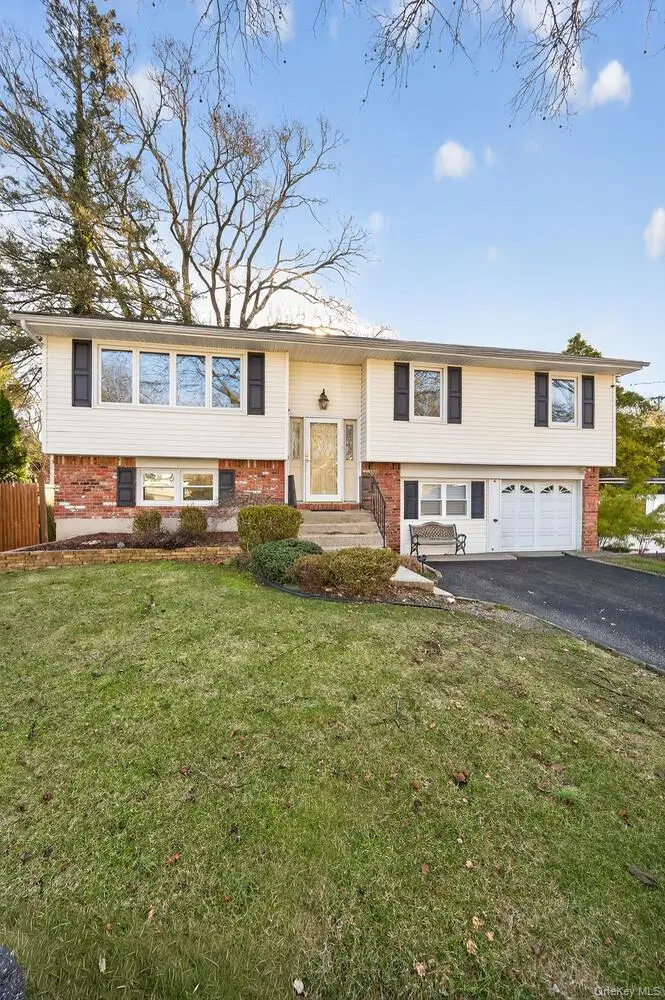 8 Stern Court, Huntington Station, NY 11746 - #2