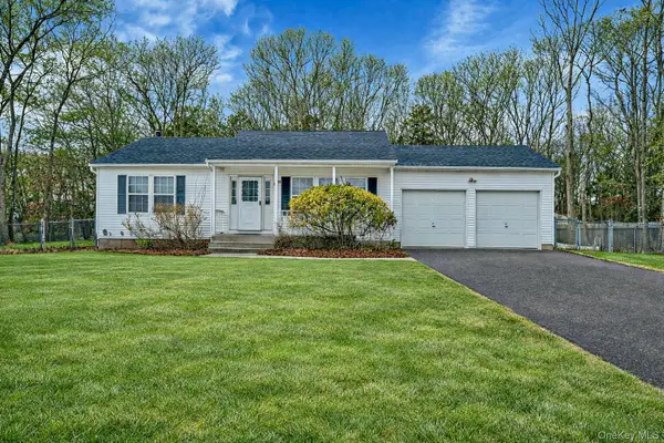 14 Wiltshire Court, Center Moriches, NY 11934