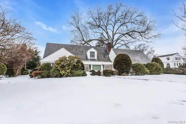 409 Titus Way, East Williston, NY 11596