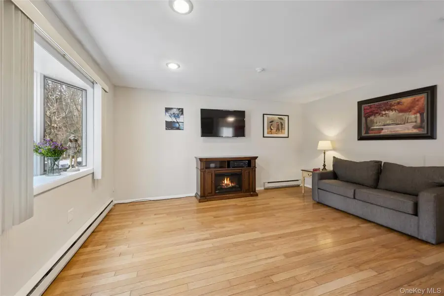 25 Freemont Lane, Coram, NY 11727 - #3