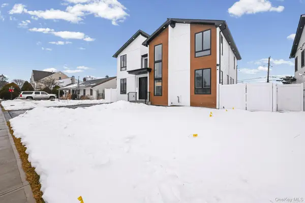 14 Hoover Lane, Bethpage, NY 11714