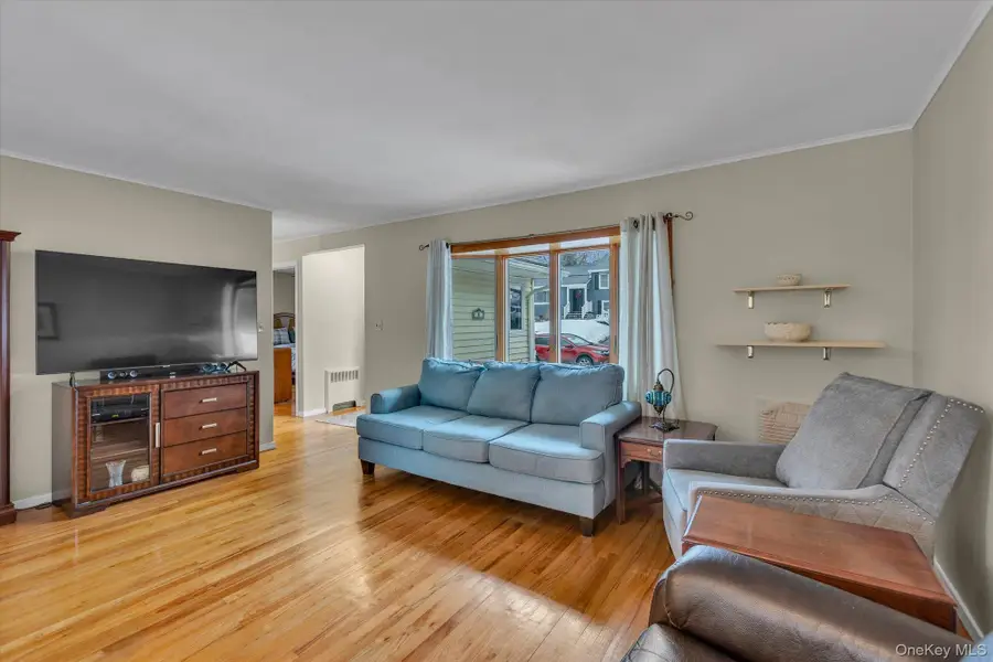 6 Longford Street, Huntington, NY 11743 - #3