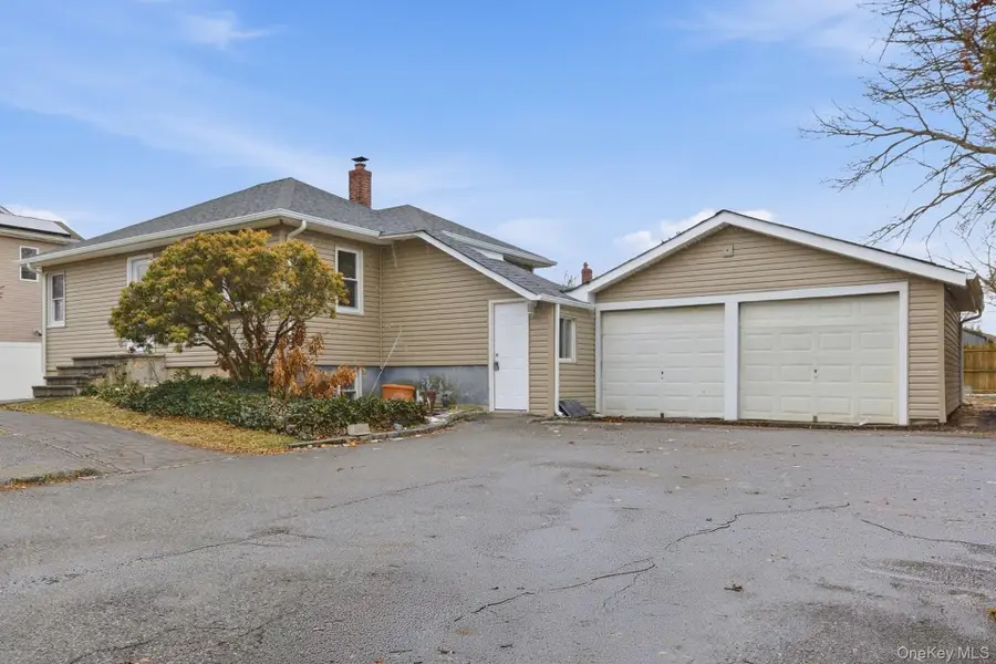 633 7th Street, West Babylon, NY 11704 - #2