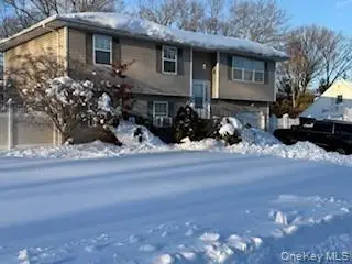 7 Horseshoe Drive, Holbrook, NY 11741