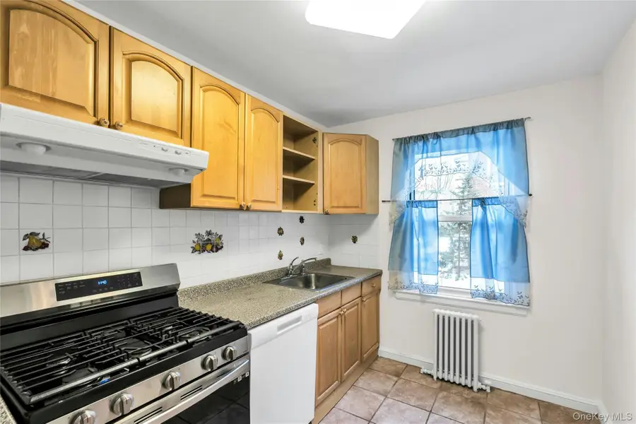 3 Edwards Street #1 G, Roslyn Heights, NY 11577 - #2