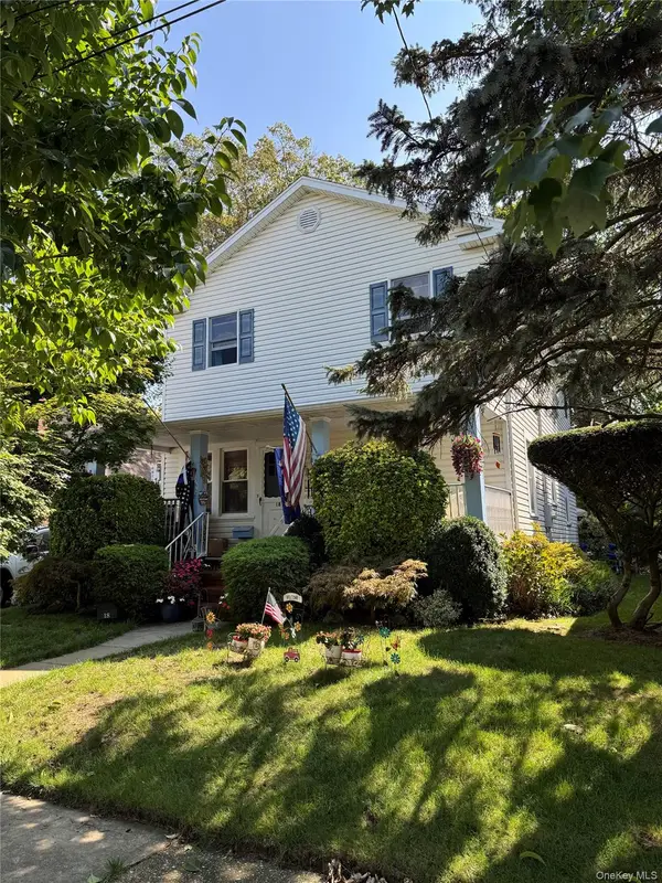 18 Derby Court, Malverne, NY 11565