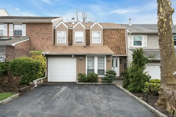 54 Estate Court #54, Woodbury, NY 11797