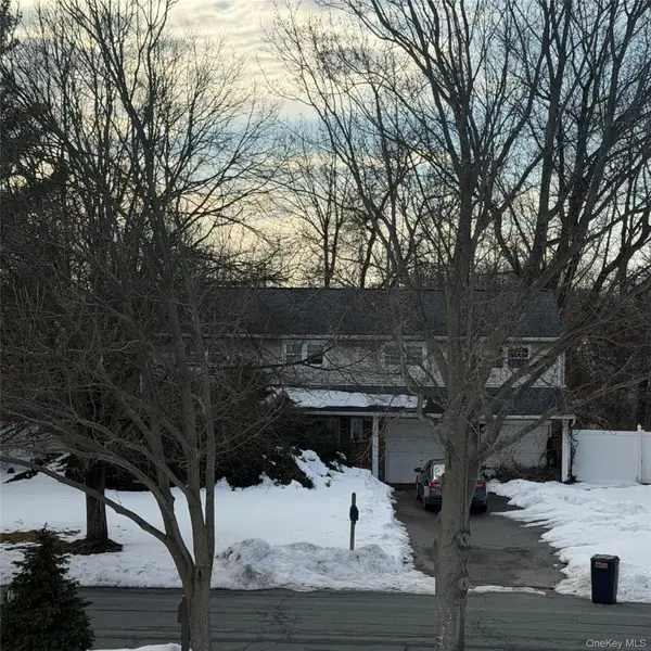 22 Klaibar Lane, East Northport, NY 11731