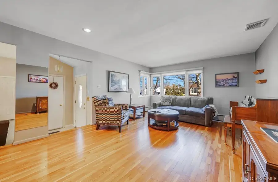 8 Leeward Lane, Commack, NY 11725 - #2