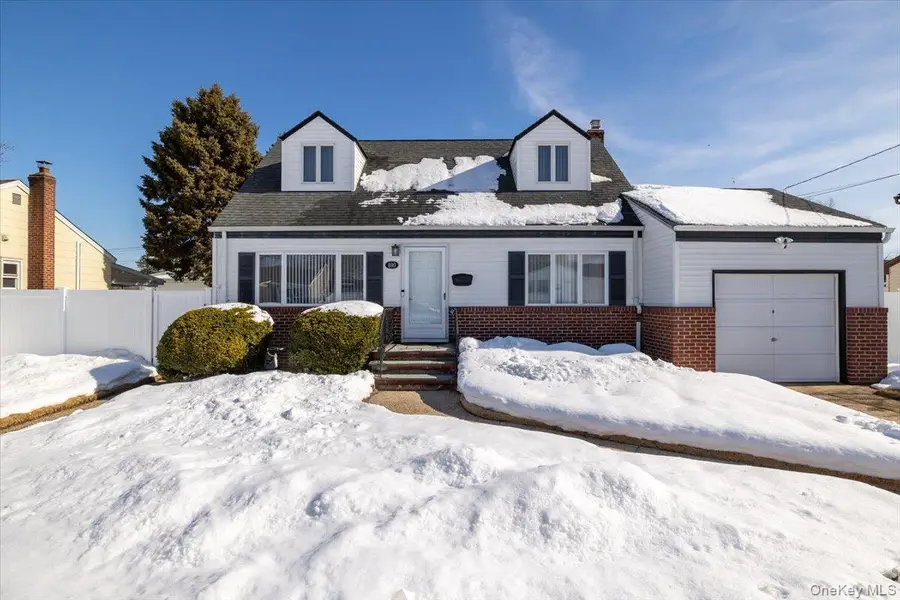 690 N Hamilton Avenue, Lindenhurst, NY 11757 - #2