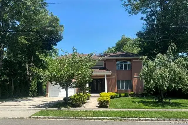 11 Burbury Lane, Great Neck, NY 11023 - #1