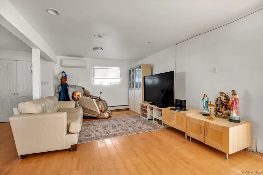 4 Carriage Lane, Levittown, NY 11756 - #2