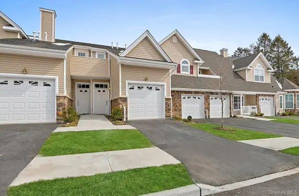 4 Steven Circle #4, Dix Hills, NY 11746