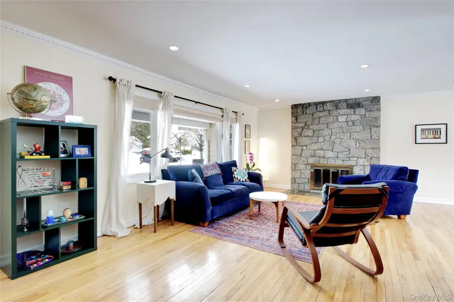 16 Arbor Road, East Hills, NY 11577 - #3