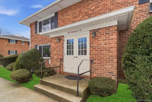 205 Edmunton Drive #h18, North Babylon, NY 11703