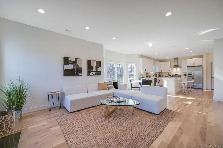 6 Baldwin Court, Medford, NY 11763 - #3