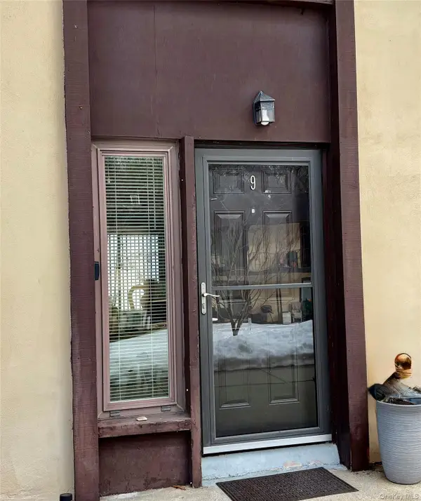 9 Willow Ct #9, Selden, NY 11784