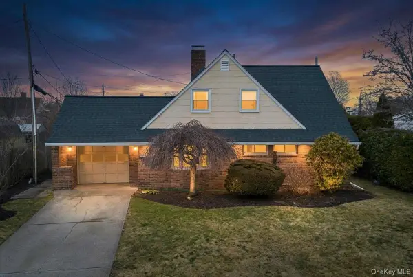 7 Constable Lane, Levittown, NY 11756