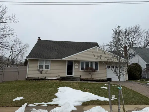 32 Montana Court, Syosset, NY 11791