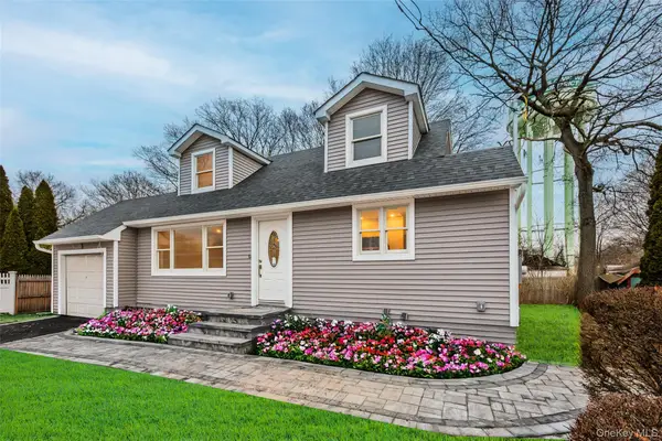 6 Grand Haven Court, Commack, NY 11725