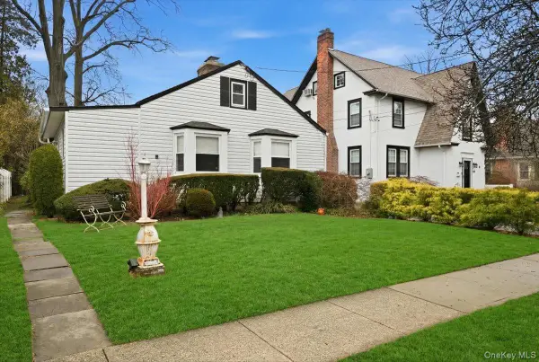 163 Elm Street, Roslyn Heights, NY 11577