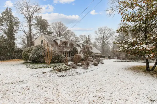 1 The Brae, Woodbury, NY 11797