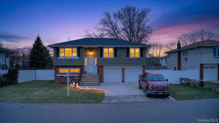 41 N Kings Avenue, Lindenhurst, NY 11757 - #2