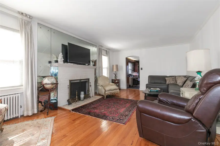 8 Plymouth Road, Great Neck, NY 11023 - #3