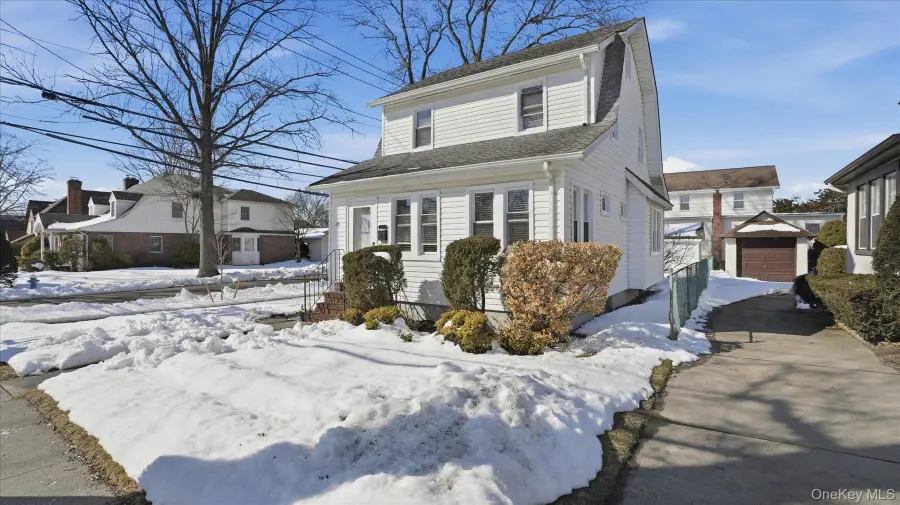 25 Mayfair Avenue, Floral Park, NY 11001 - #2