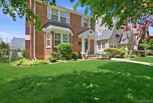 100 W Poplar Street W, Floral Park, NY 11001