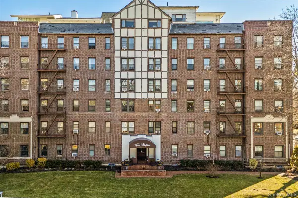 37 Brompton Road #6D, Great Neck, NY 11021