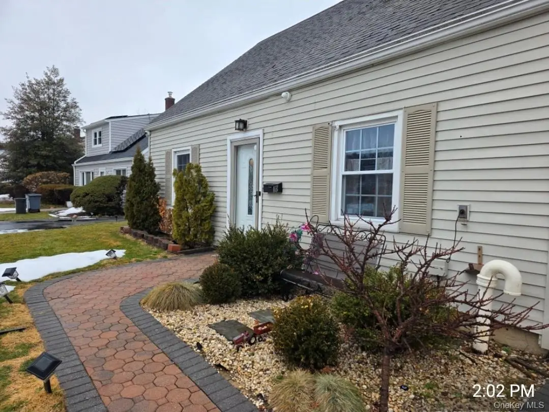 13 Peachtree Lane, Levittown, NY 11756 - #1
