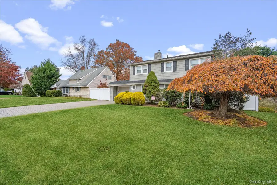 18 Bridle Lane, Hicksville, NY 11801 - #3