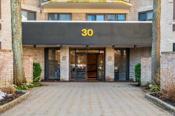 30 Greenridge Avenue #4M, White Plains, NY 10605