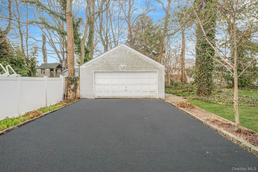 8 Florence Court, Huntington Station, NY 11746 - #3