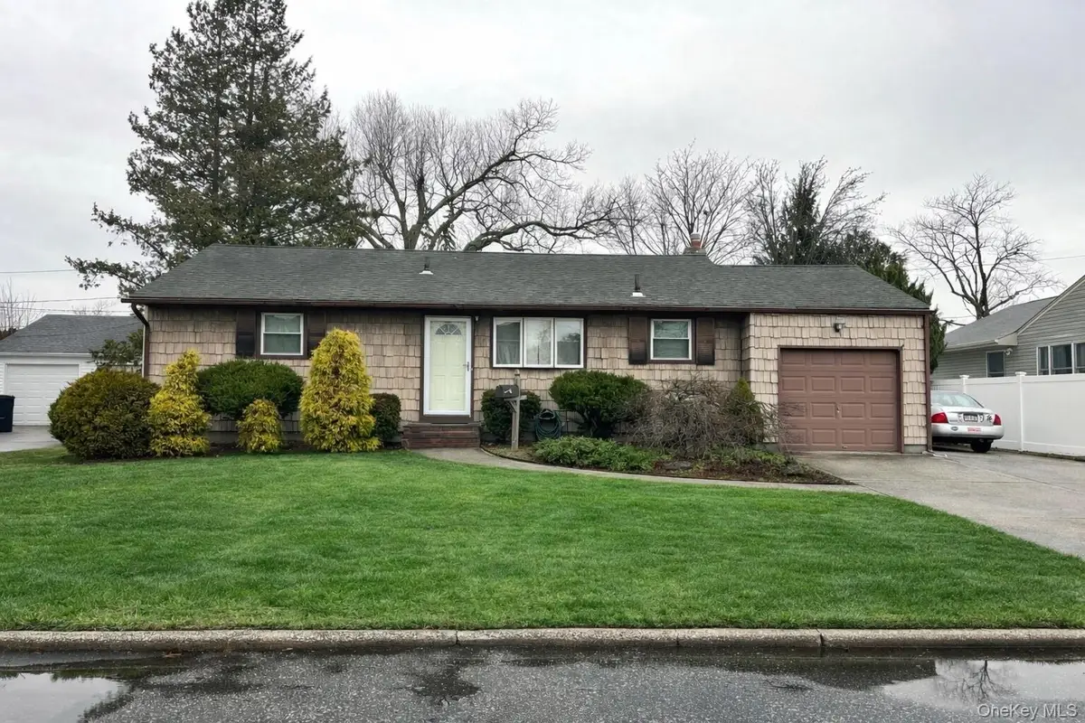 17 Windsor Street, Islip, NY 11751 - #1