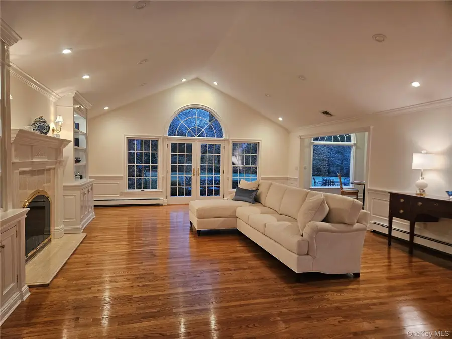 1 Northwood Court, Woodbury, NY 11797 - #3