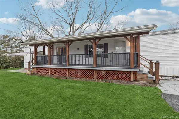 37 Hubbard Ave #5, Riverhead, NY 11901