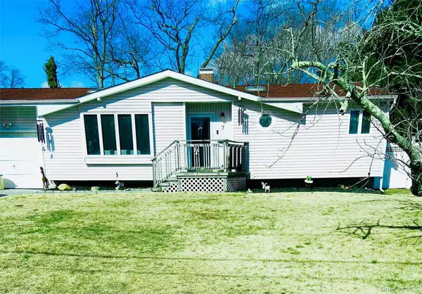 7 Betsy Drive, West Sayville, NY 11796